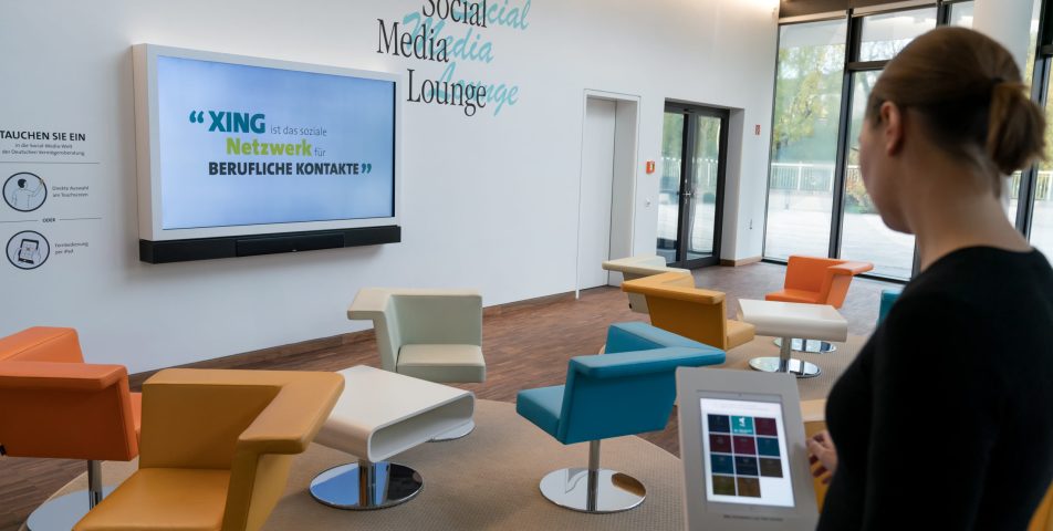 Facebook, XING und Co. Die moderne Lounge bietet Einblicke in die Social Media Welt der Deutschen Vermögensberatung.