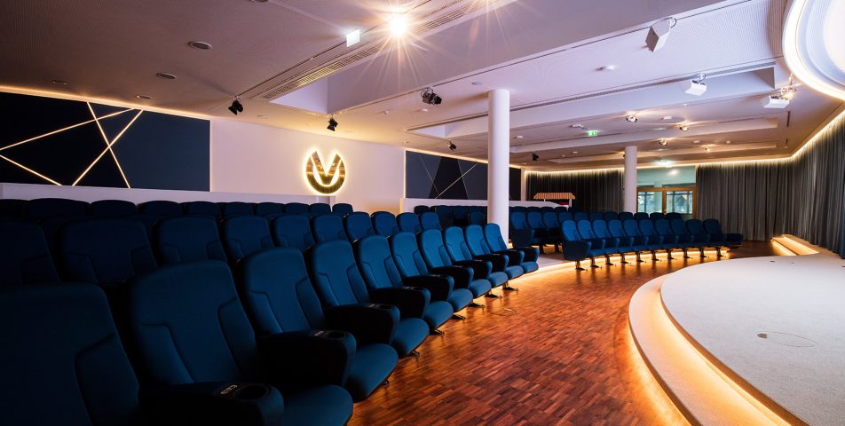Der Raum Sunset bietet einen modernen Kinosaal mit Bühne für Podiumsveranstaltungen, Ehrungen oder Filmvorstellungen.